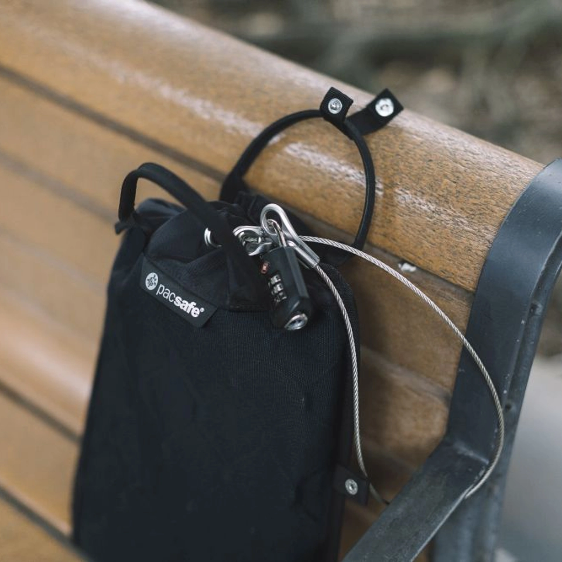 Тревел-кейс антизлодій Pacsafe Travelsafe 5L GII portable safe - Чорний