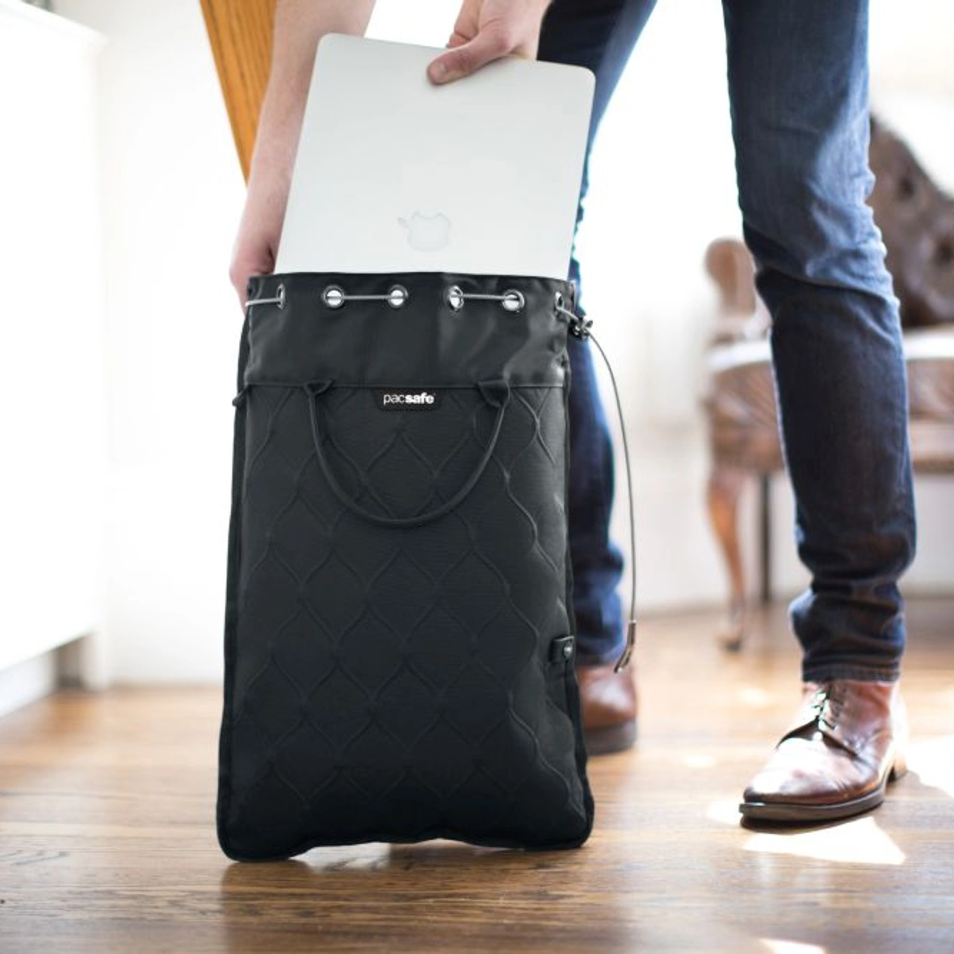 Тревел-кейс антизлодій Pacsafe Travelsafe 12L GII portable safe - Чорний