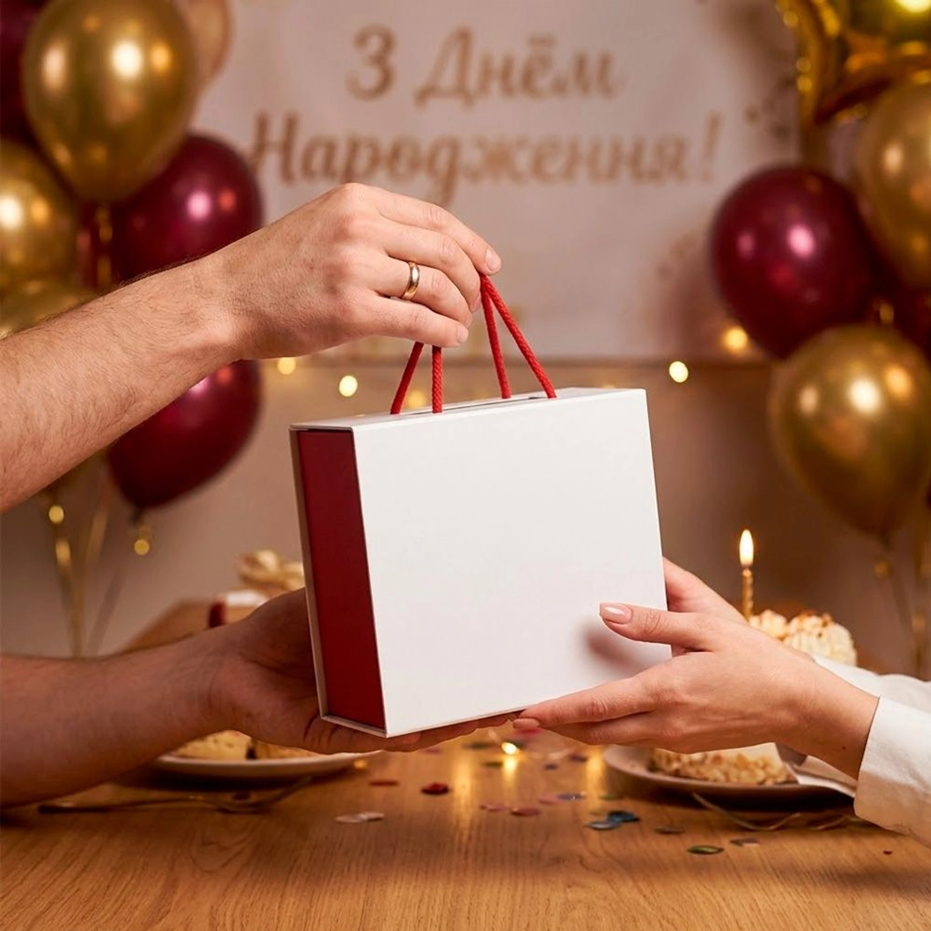 Подарункова коробка 20 х 18 см Magic S - Білий / червоний