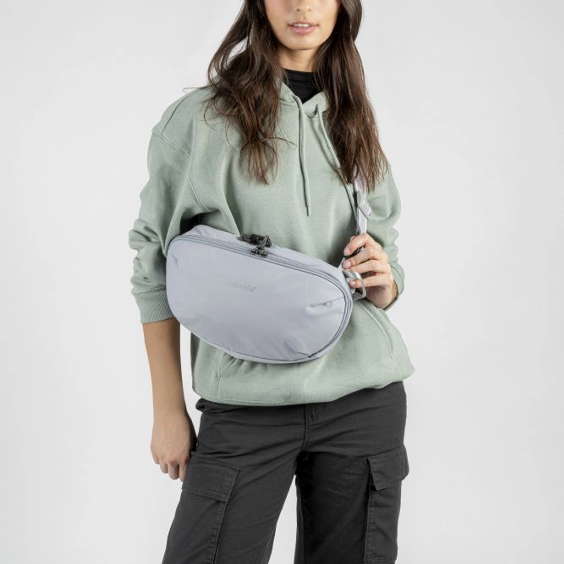 Сумка через плече антизлодій Pacsafe V Urban Sling - Світло-сірий / чорний