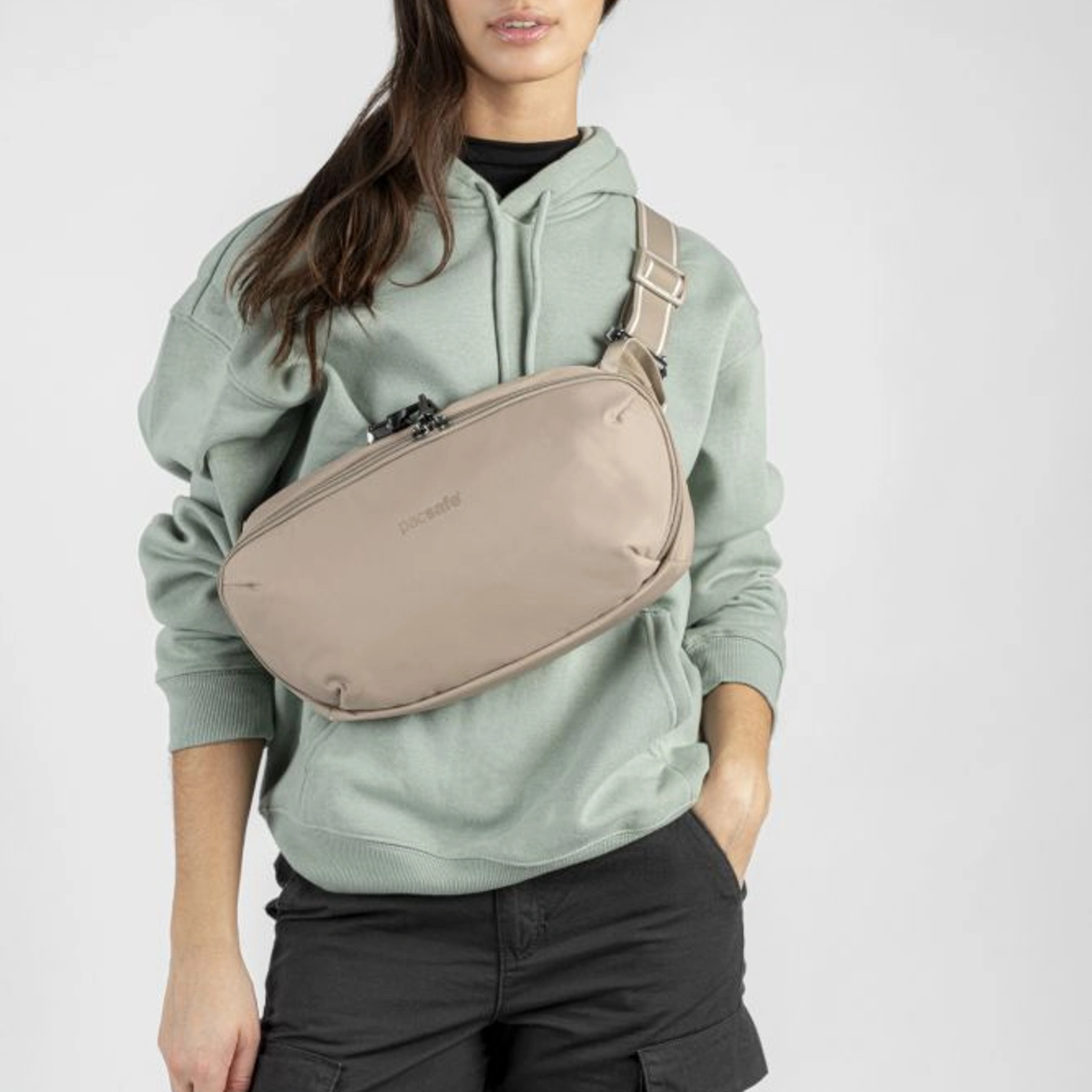 Сумка через плече антизлодій Pacsafe V Urban Sling - Бежевий / чорний