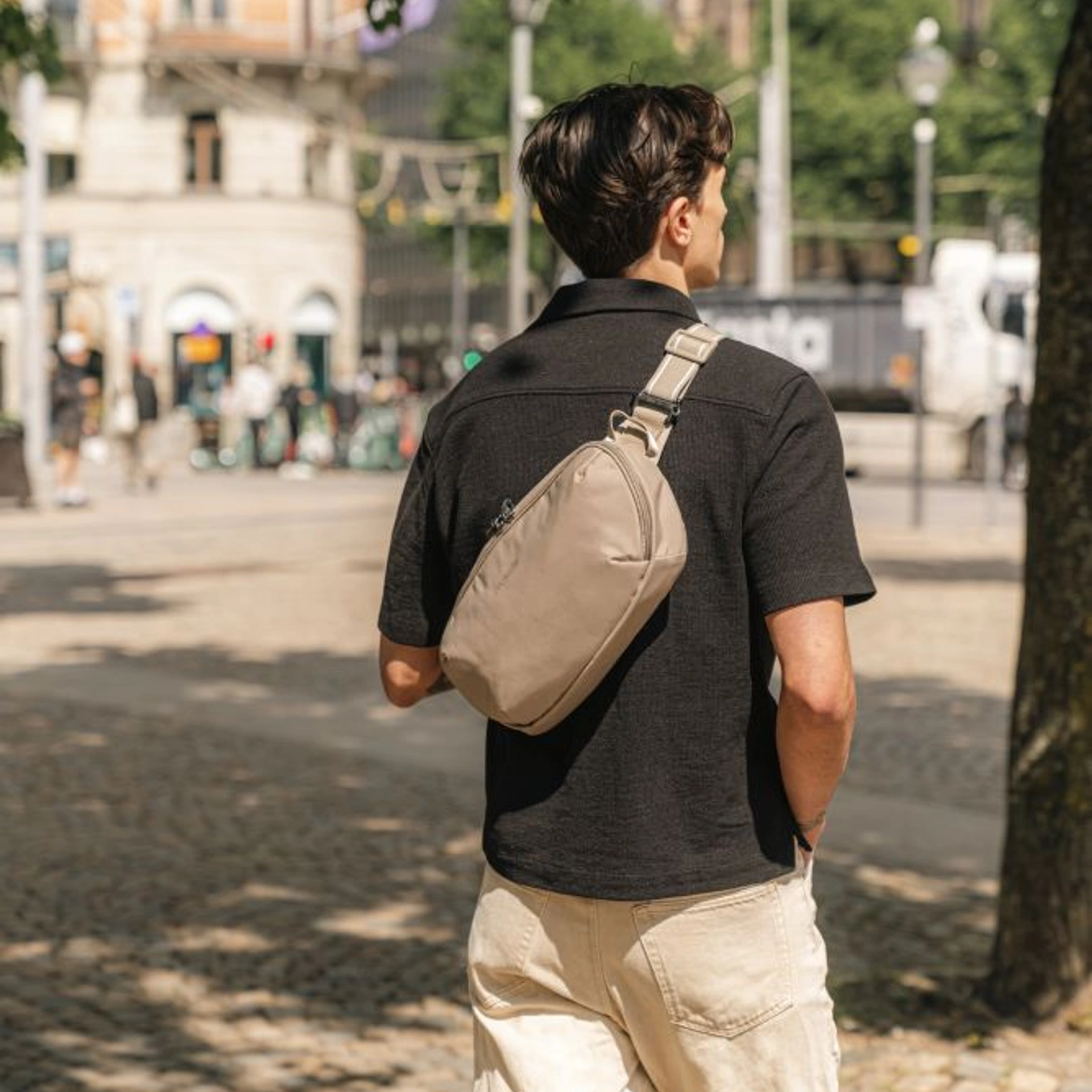 Сумка через плече антизлодій Pacsafe V Urban Sling - Бежевий / чорний