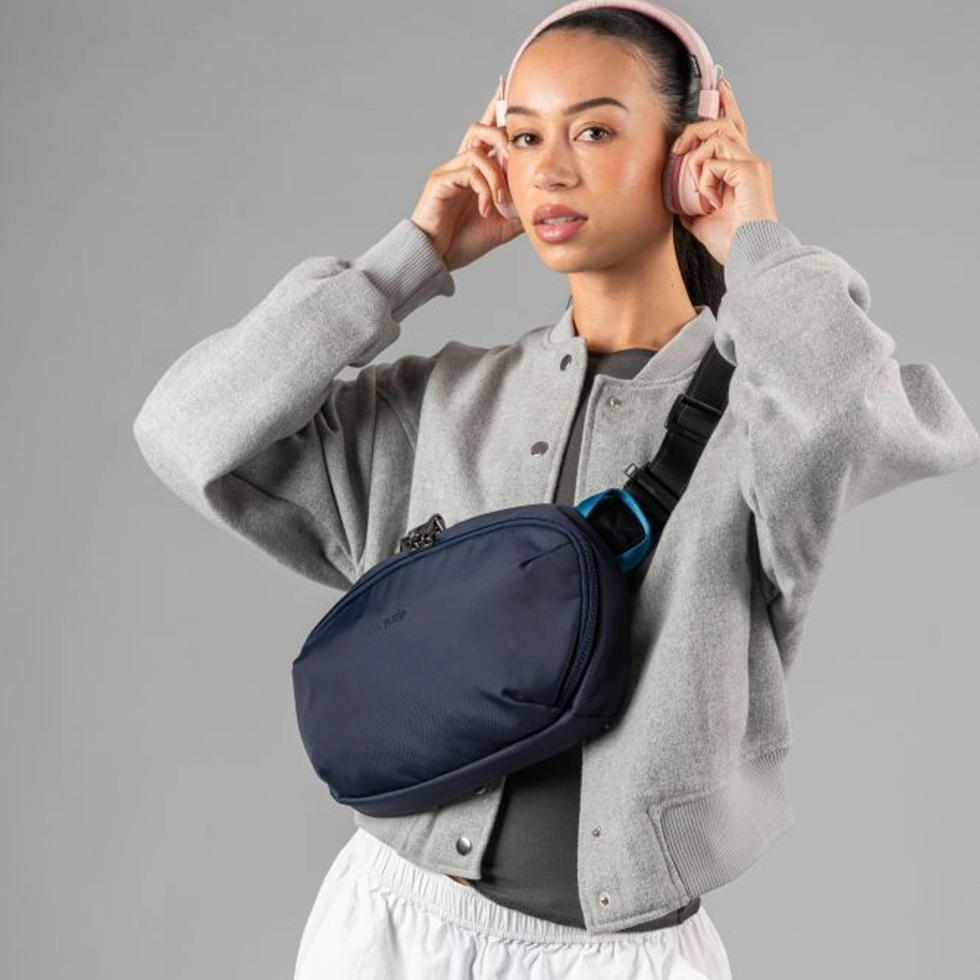 Сумка через плече антизлодій Pacsafe V Urban Sling - Темно-синій