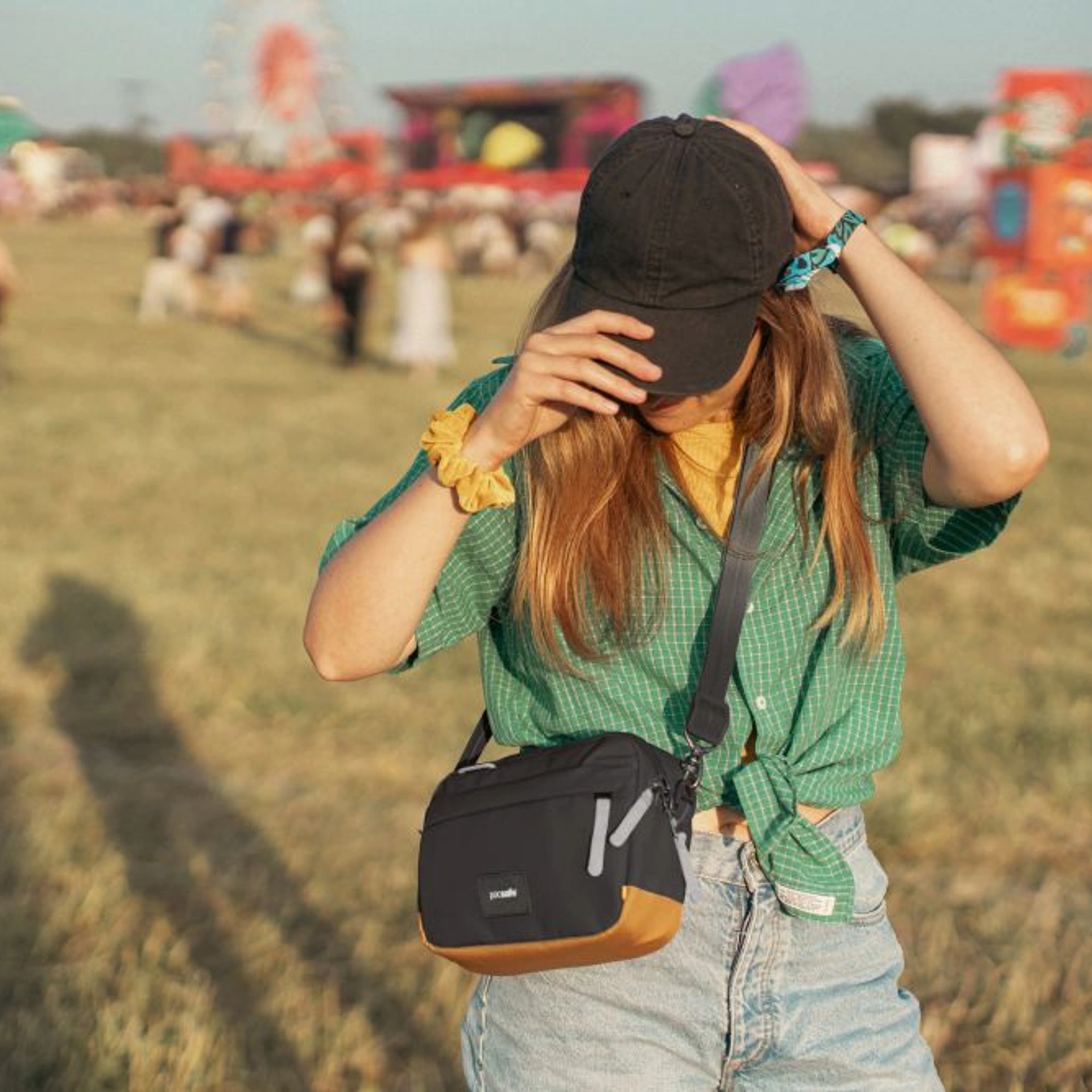 Сумка через плече антизлодій Pacsafe GO Crossbody - Чорний / помаранчевий