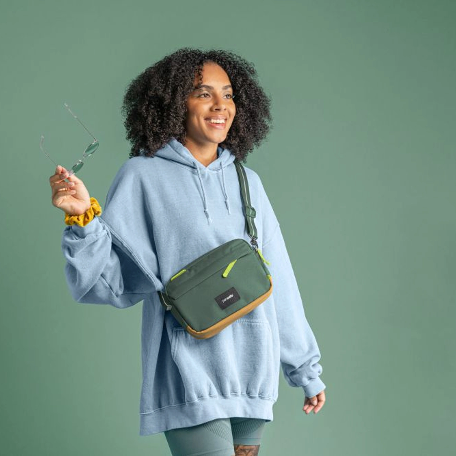 Сумка через плече антизлодій Pacsafe GO Crossbody - Темно-зелений / помаранчевий
