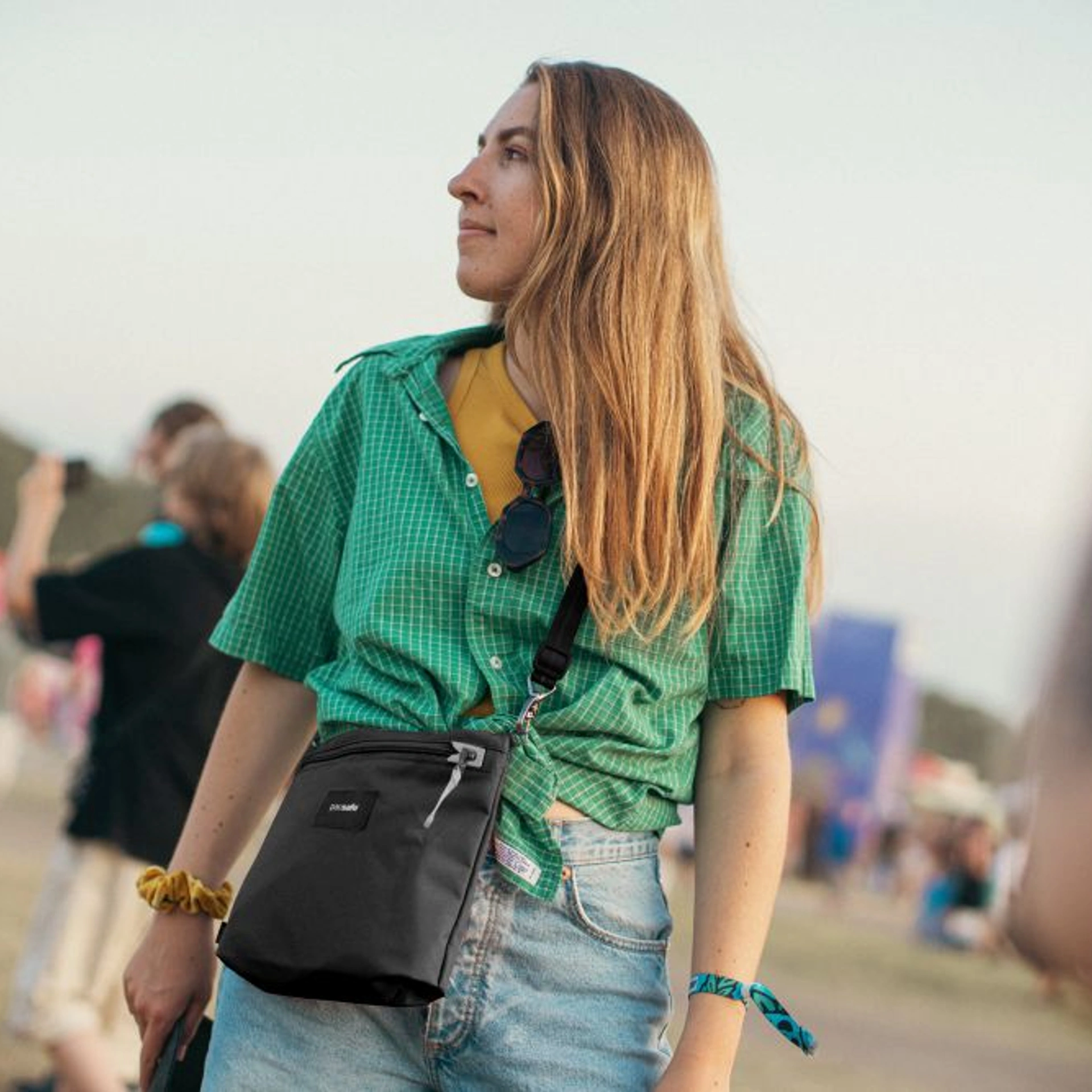 Сумка через плече антизлодій Pacsafe GO Crossbody - Насичений чорний