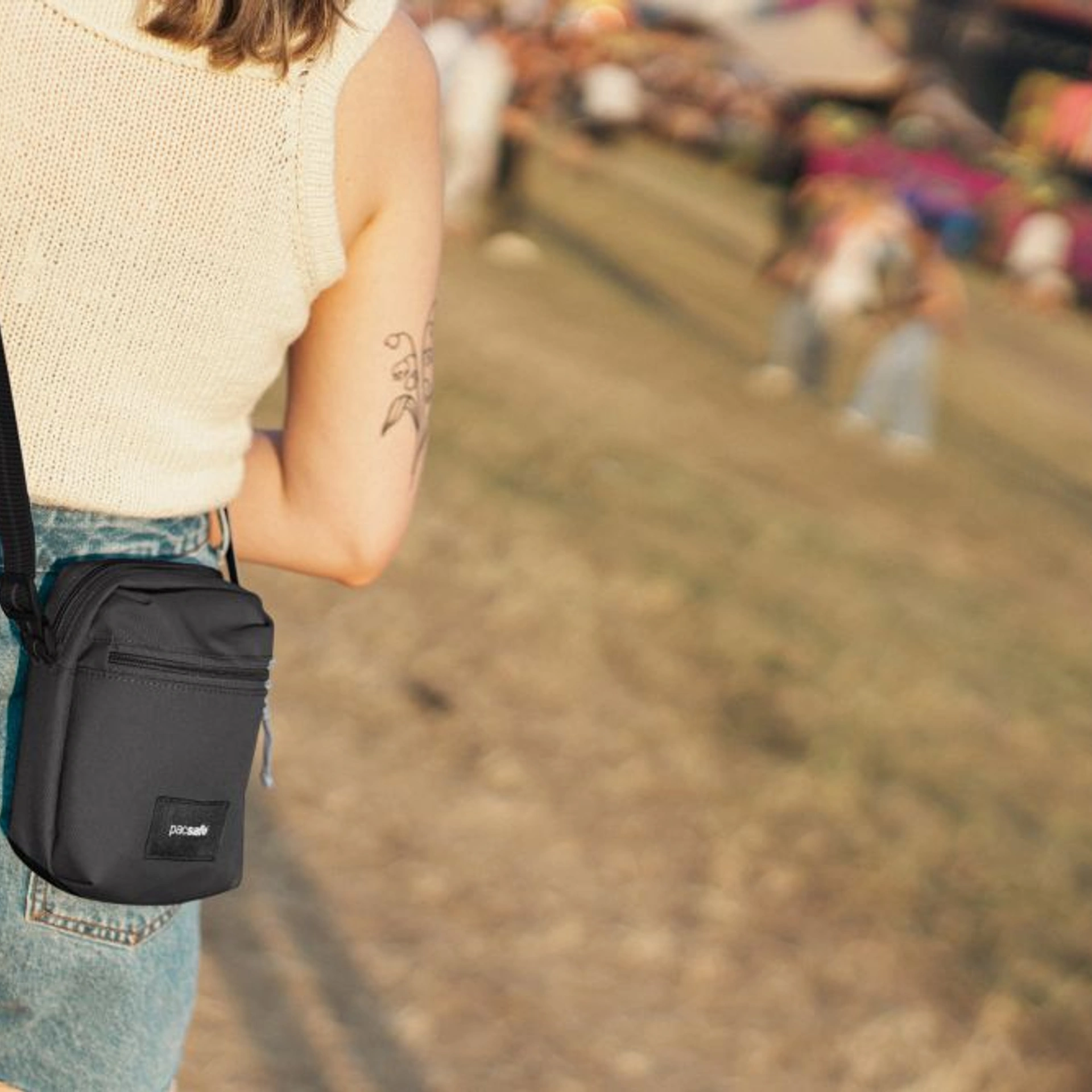 Сумка через плече антизлодій Pacsafe GO Micro Crossbody - Насичений чорний