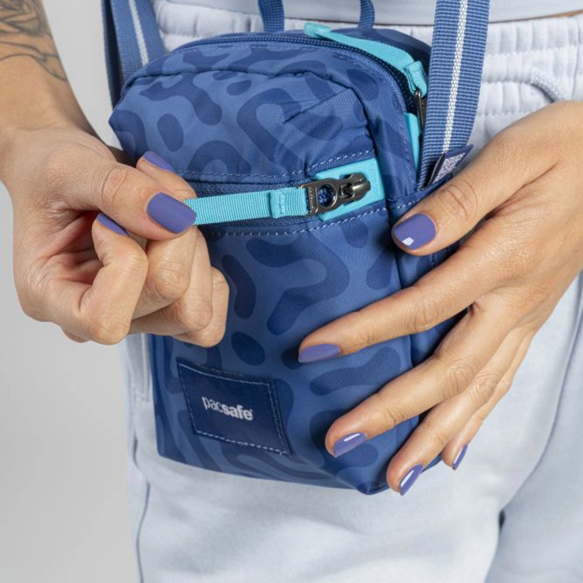 Сумка через плече антизлодій Pacsafe GO Micro Crossbody - Небесно-блакитний
