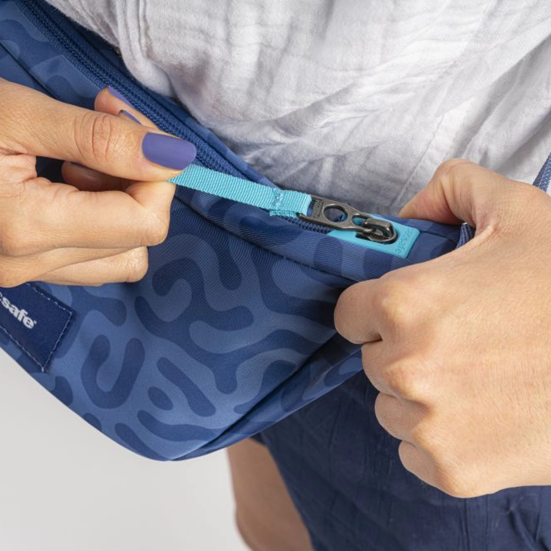 Сумка через плече антизлодій Pacsafe GO Lunar Crossbody - Небесно-блакитний
