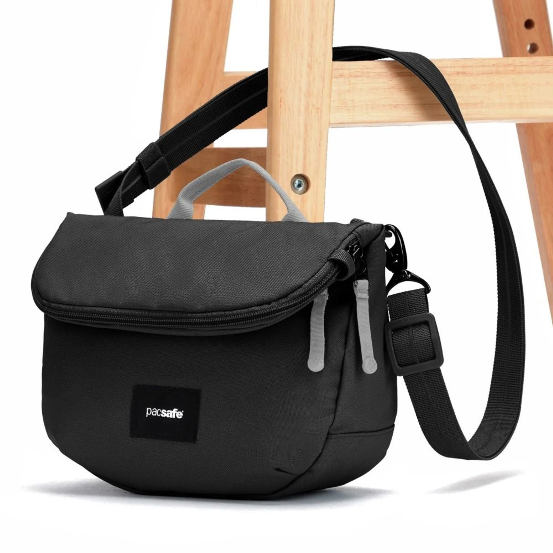 Сумка через плече антизлодій Pacsafe GO Saddle Crossbody - Насичений чорний