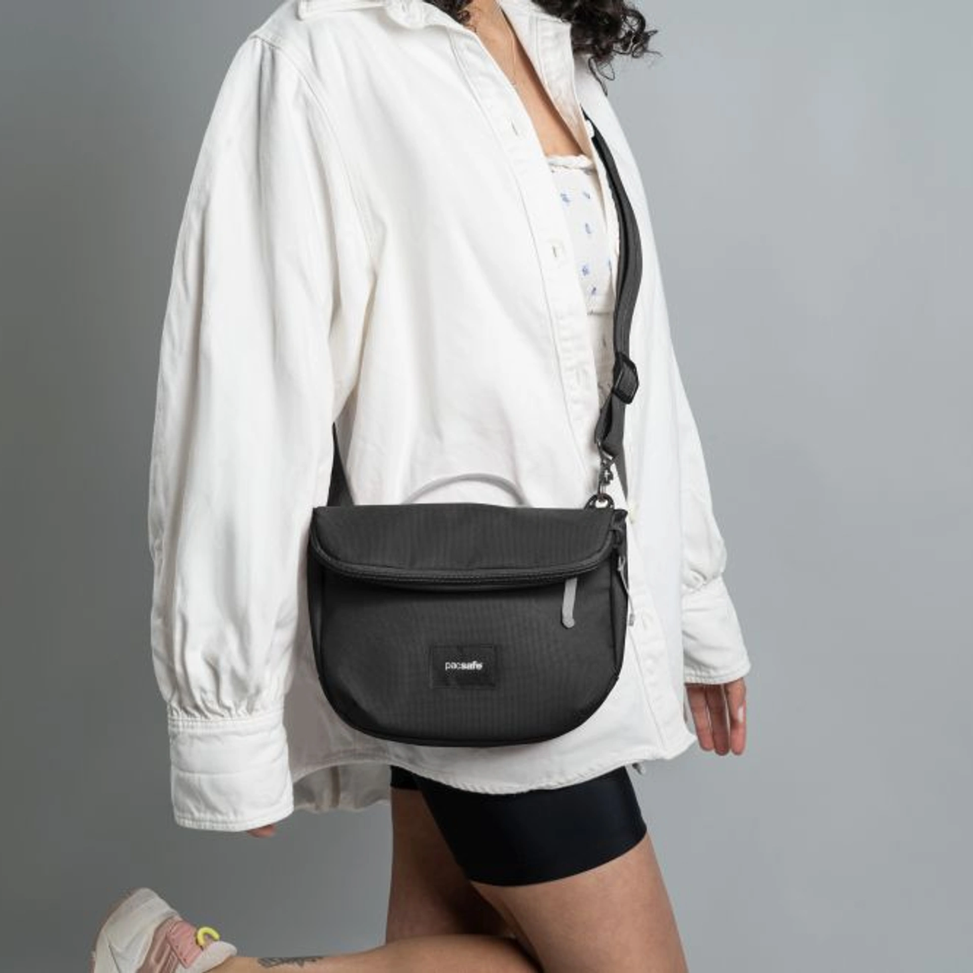 Сумка через плече антизлодій Pacsafe GO Saddle Crossbody - Насичений чорний