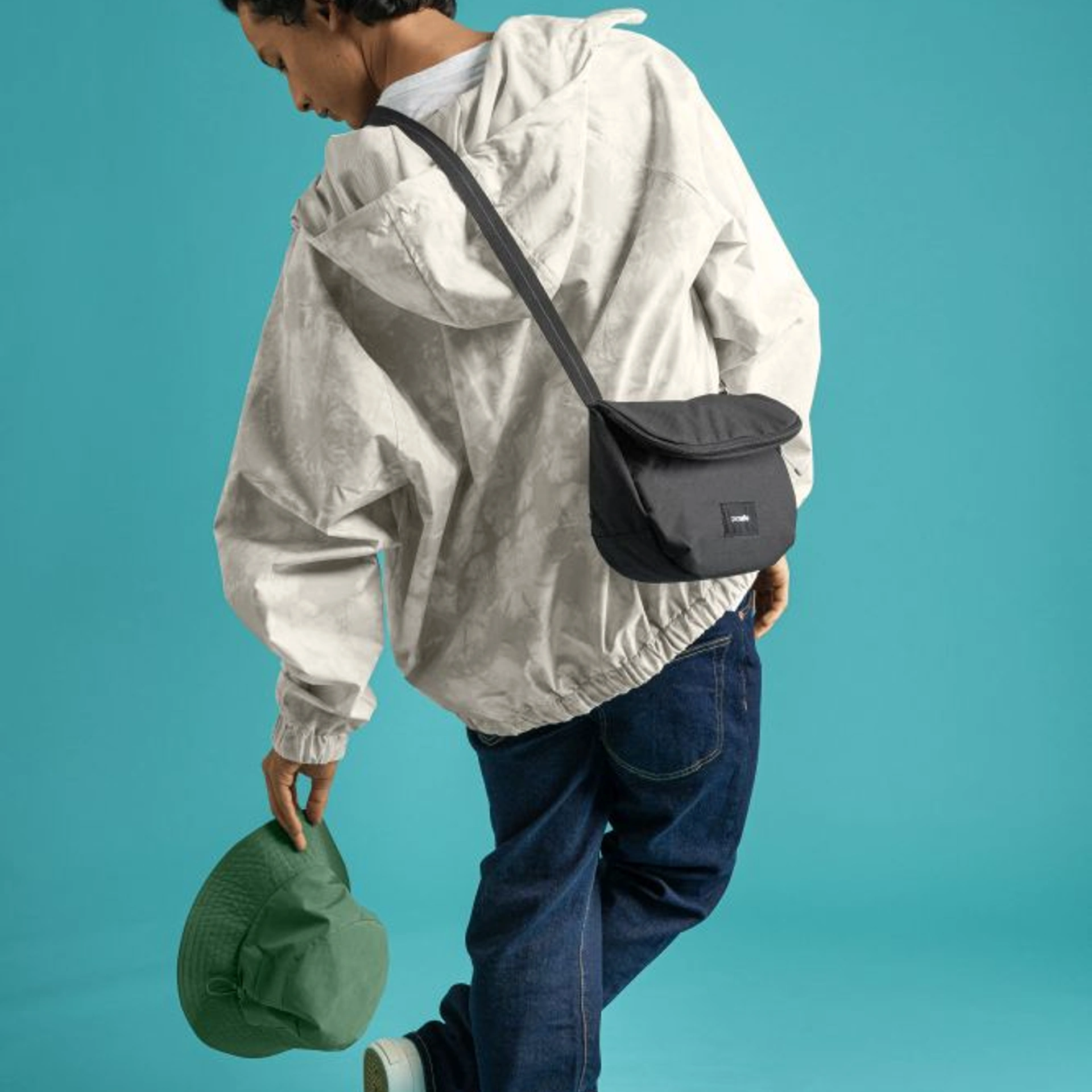 Сумка через плече антизлодій Pacsafe GO Saddle Crossbody - Насичений чорний