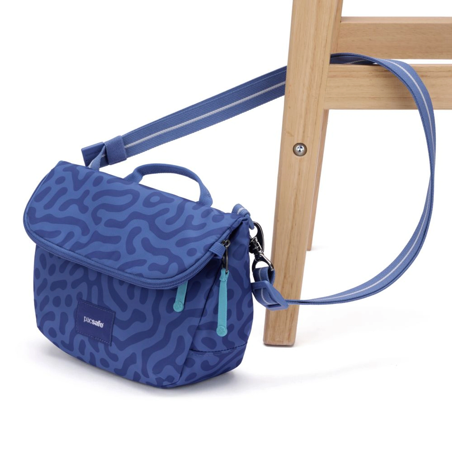 Сумка через плече антизлодій Pacsafe GO Saddle Crossbody - Небесно-блакитний