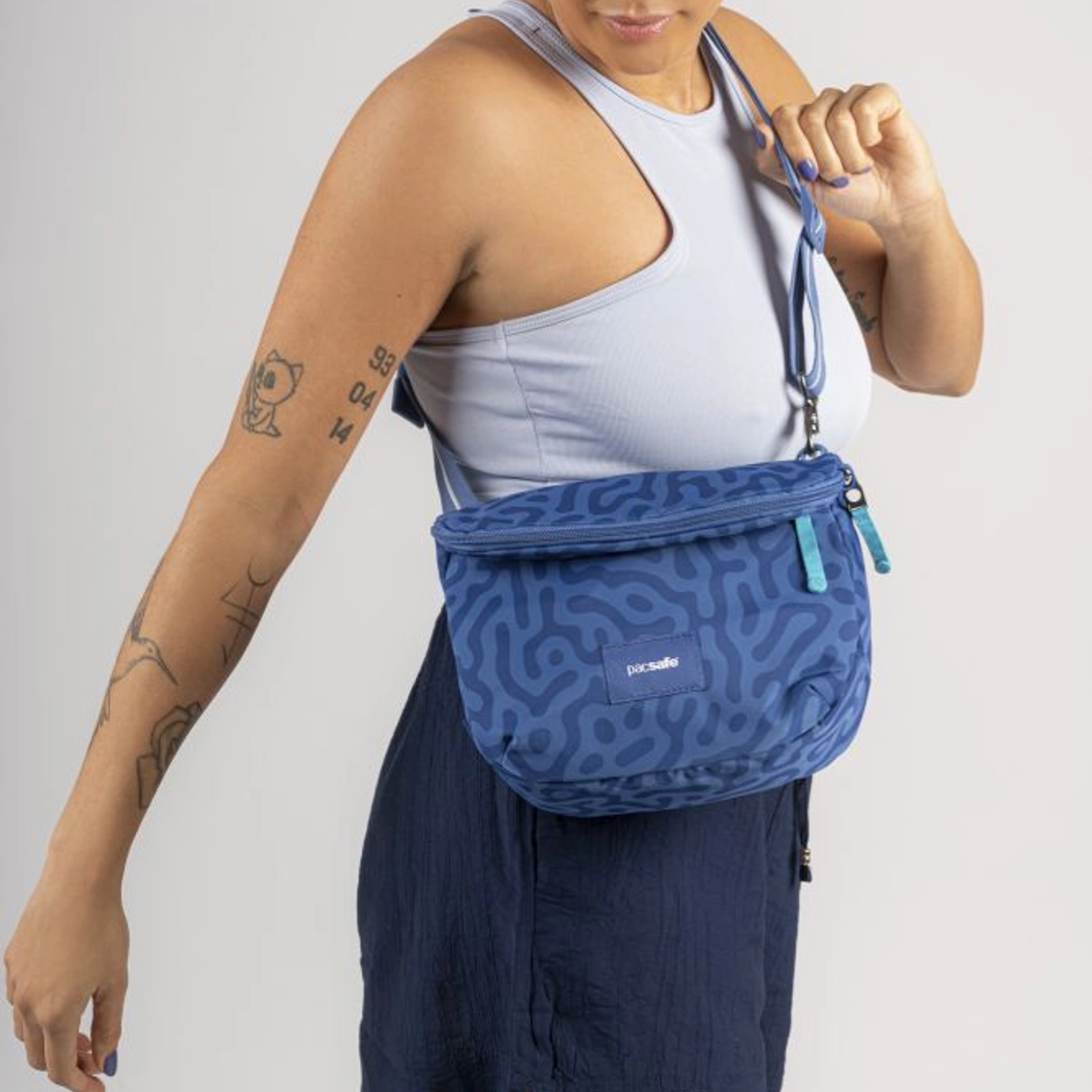 Сумка через плече антизлодій Pacsafe GO Saddle Crossbody - Небесно-блакитний
