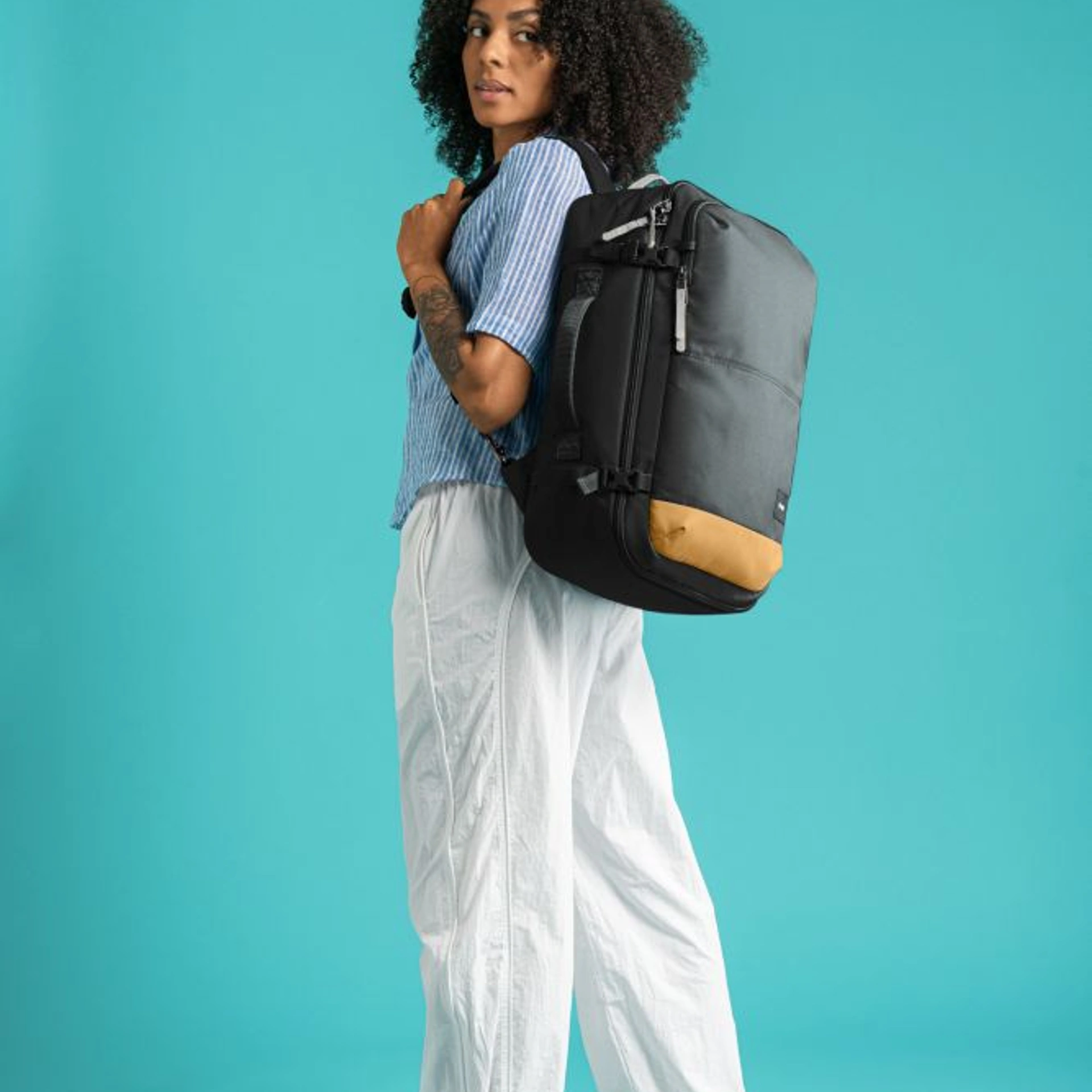 Рюкзак для подорожей антизлодій Pacsafe GO Carry-on 34 - Насичений чорний