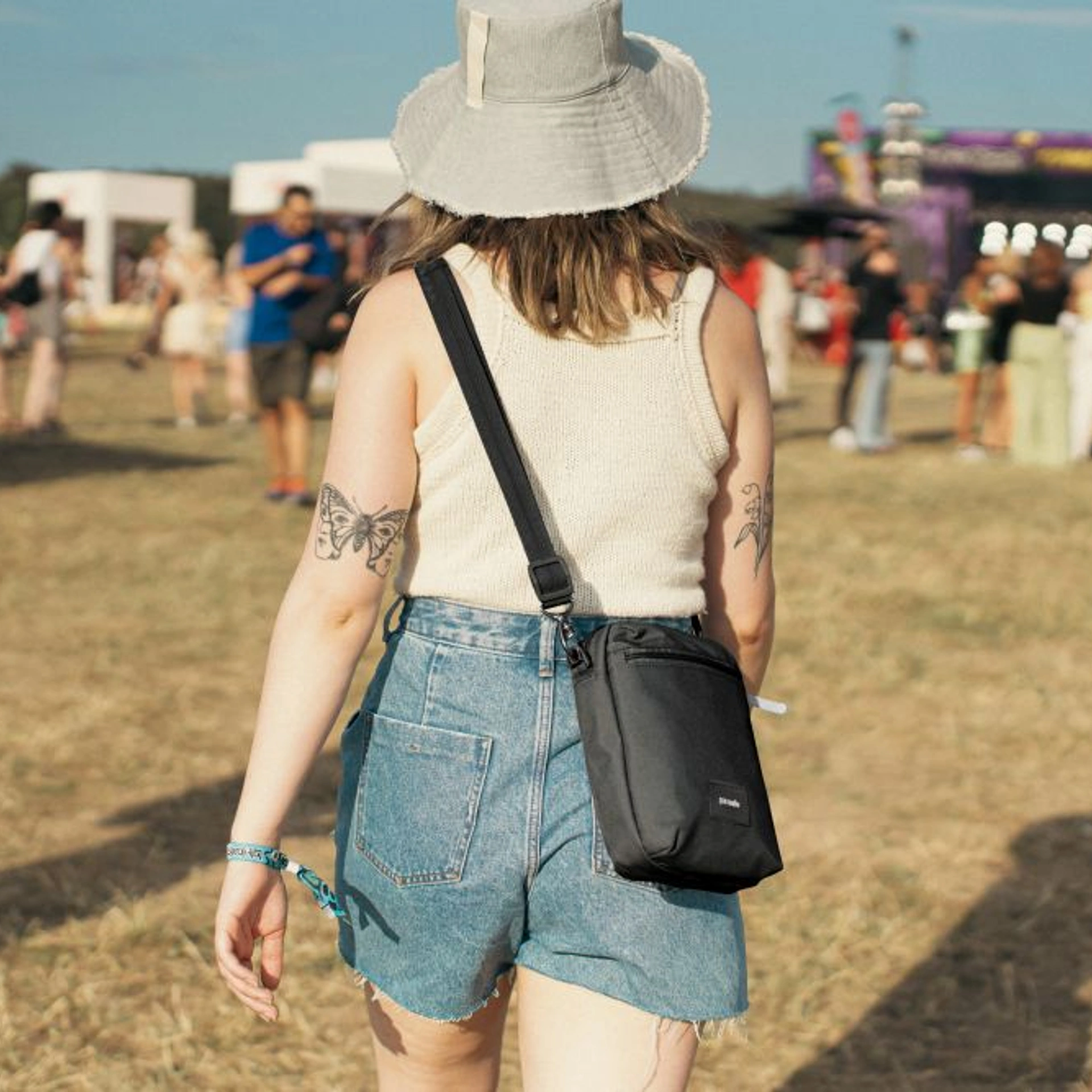 Сумка через плече антизлодій Pacsafe GO Festival Crossbody - Насичений чорний