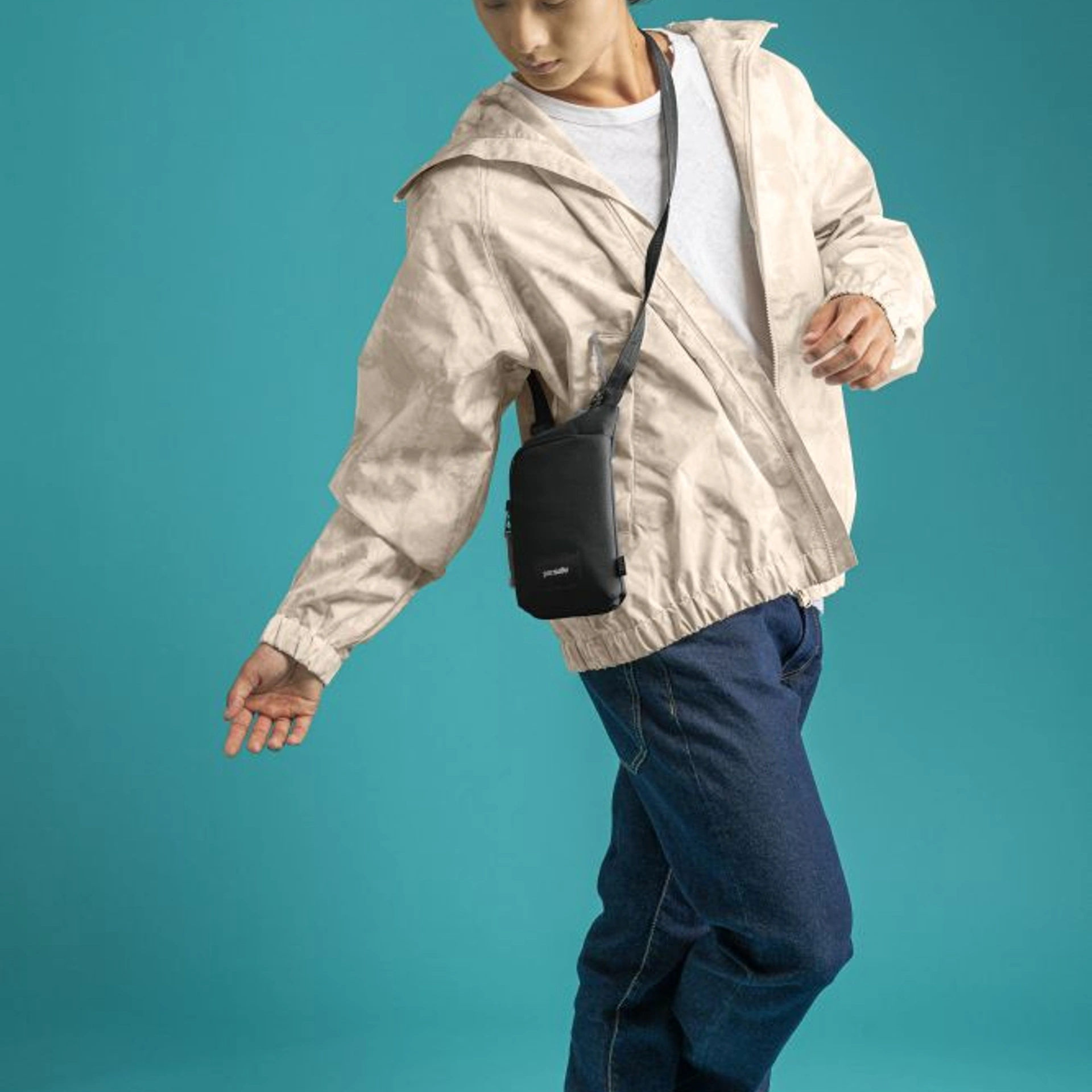 Сумка через плече антизлодій Pacsafe GO Tech Crossbody - Насичений чорний