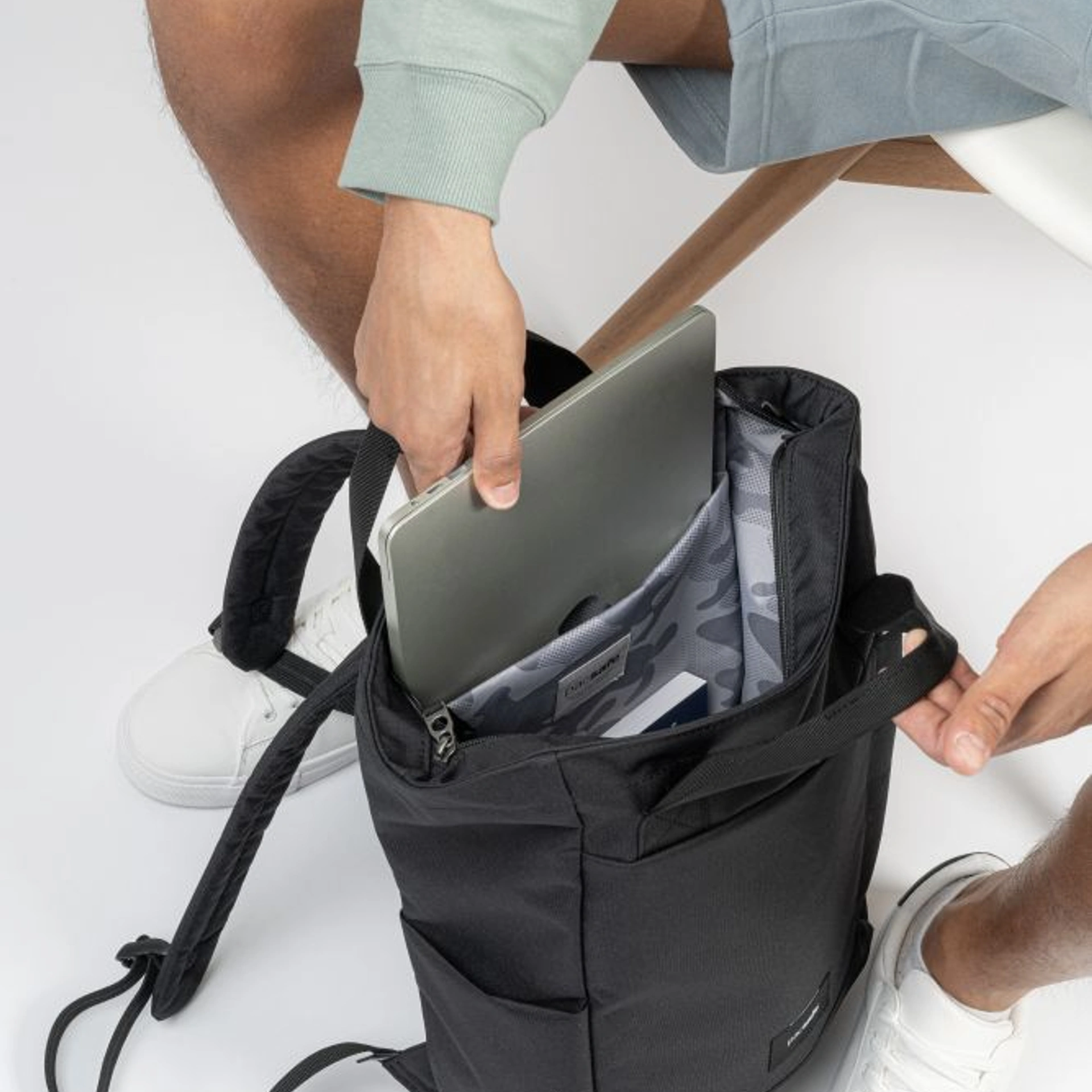 Рюкзак-сумка антизлодій Pacsafe GO Totepack - Чорний