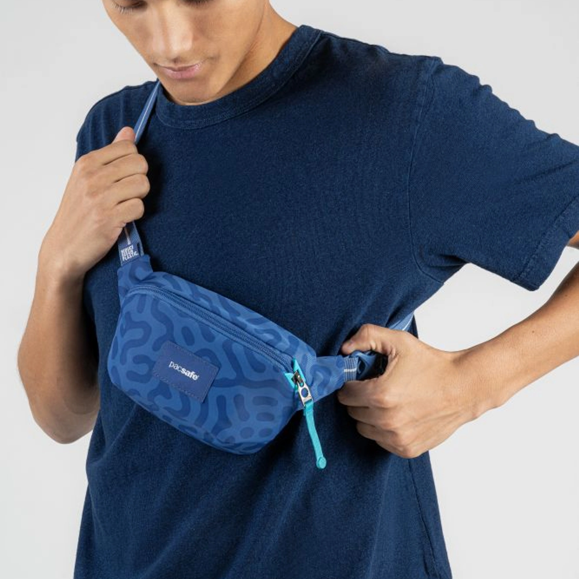 Сумка через плече антизлодій Pacsafe GO Micro Sling - Небесно-блакитний