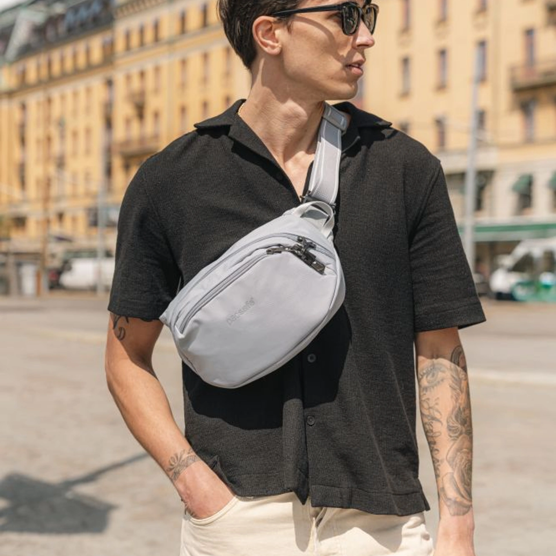 Сумка на пояс антизлодій Pacsafe V Hip Pack - Світло-сірий / чорний
