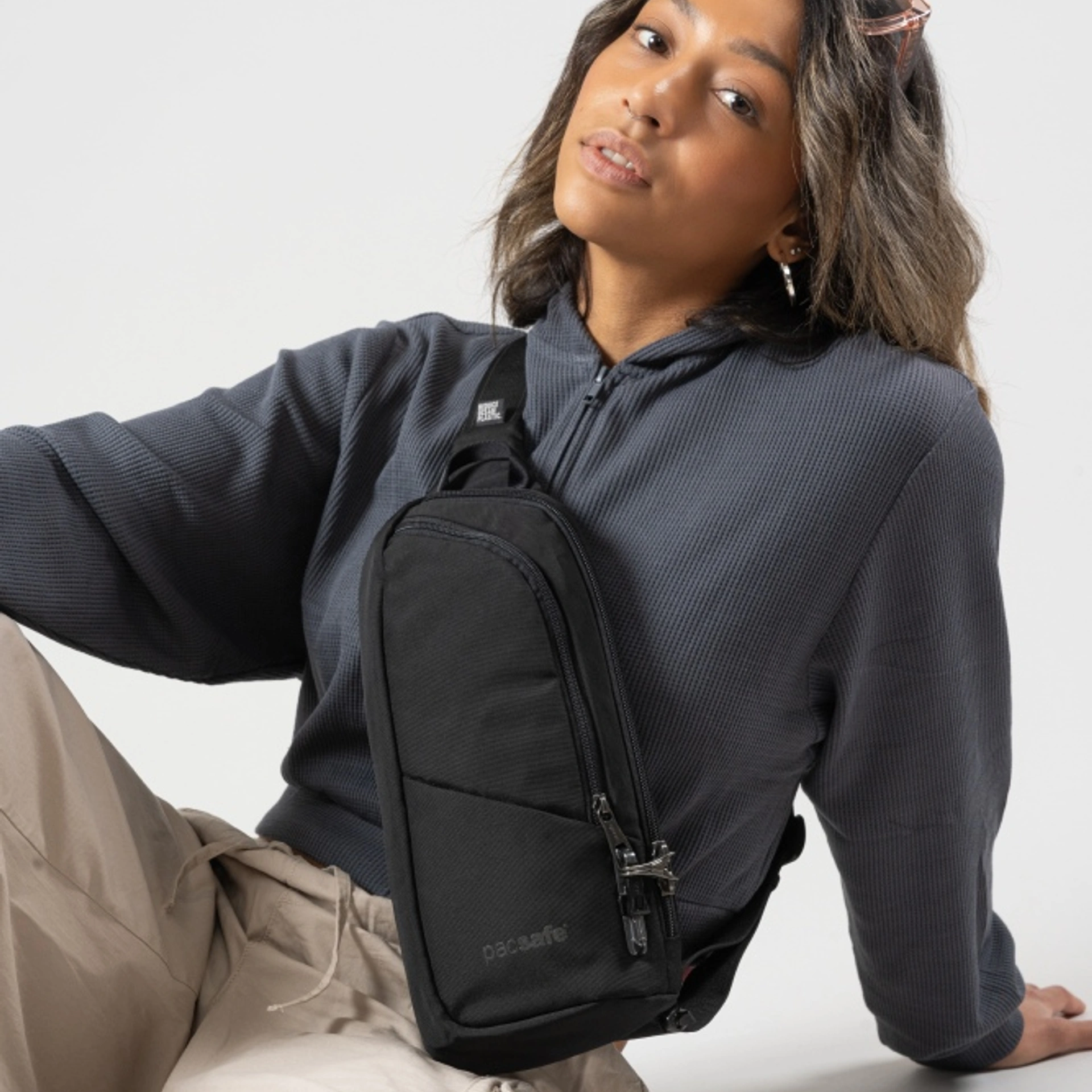 Сумка через плече антизлодій Pacsafe V Action Sling - Насичений чорний