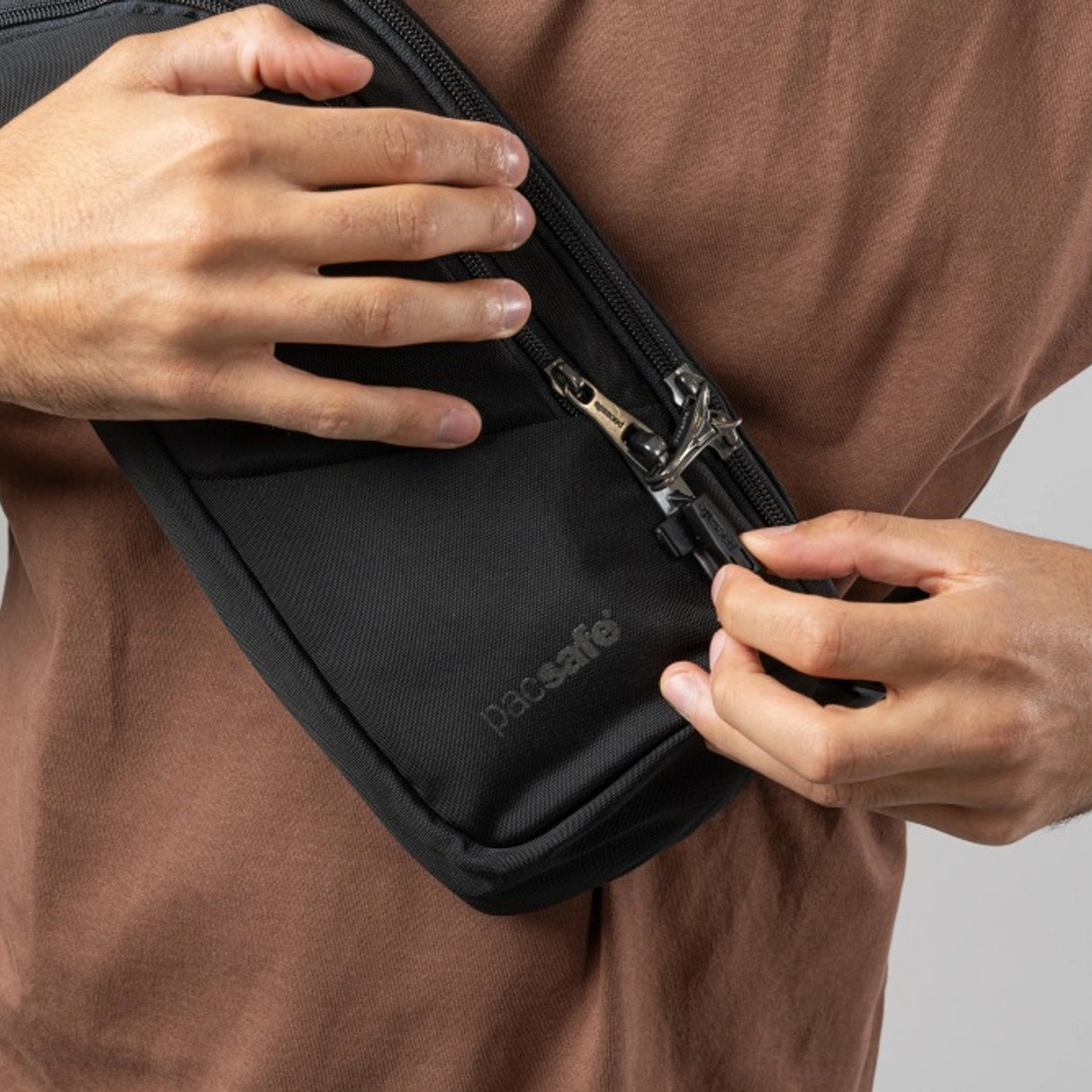 Сумка через плече антизлодій Pacsafe V Action Sling - Насичений чорний