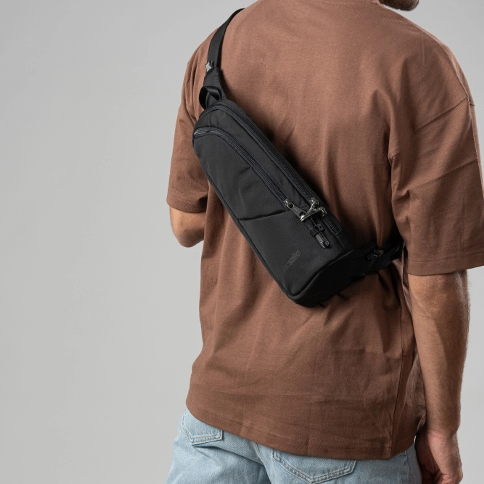 Сумка через плече антизлодій Pacsafe V Action Sling - Насичений чорний