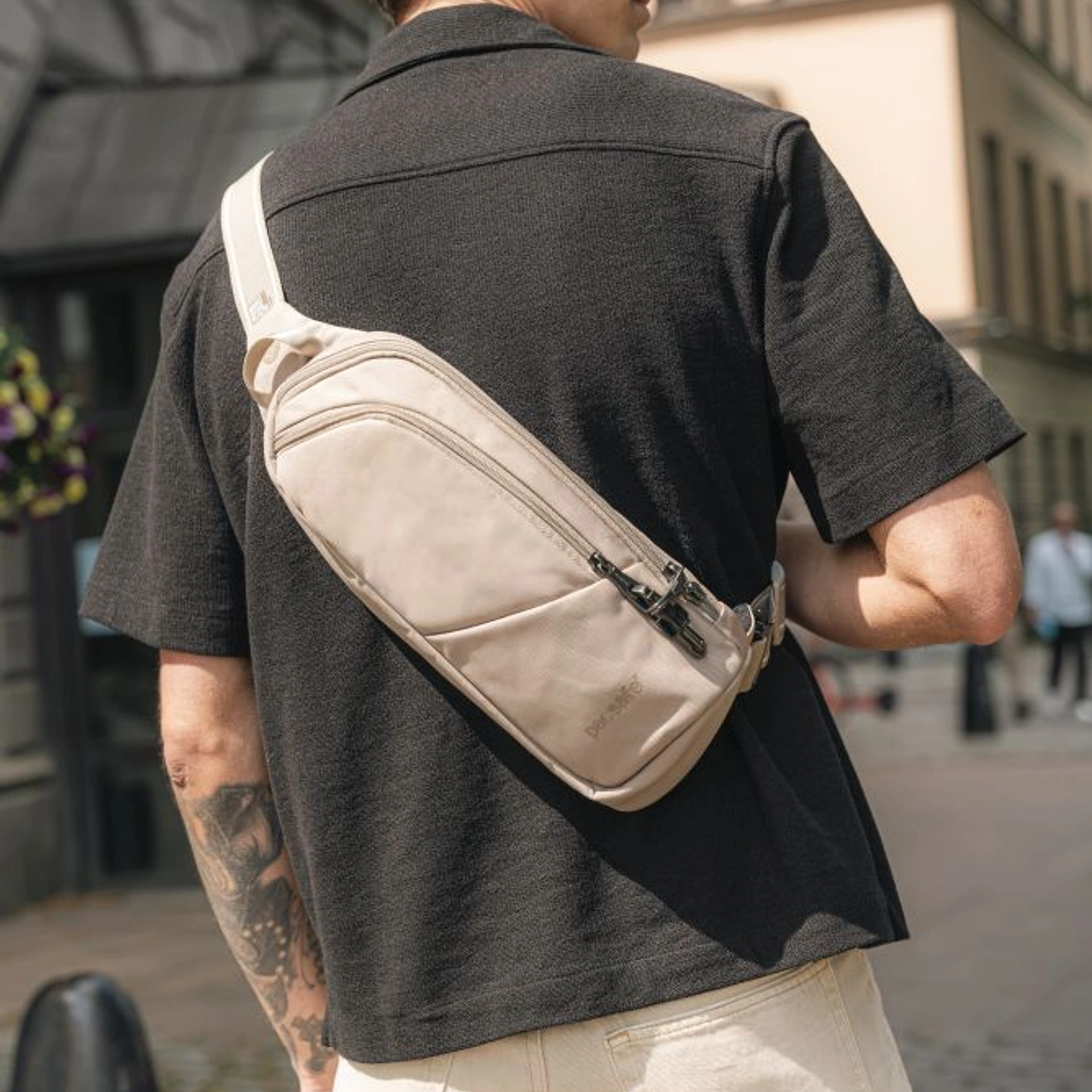 Сумка через плече антизлодій Pacsafe V Action Sling - Бежевий / чорний