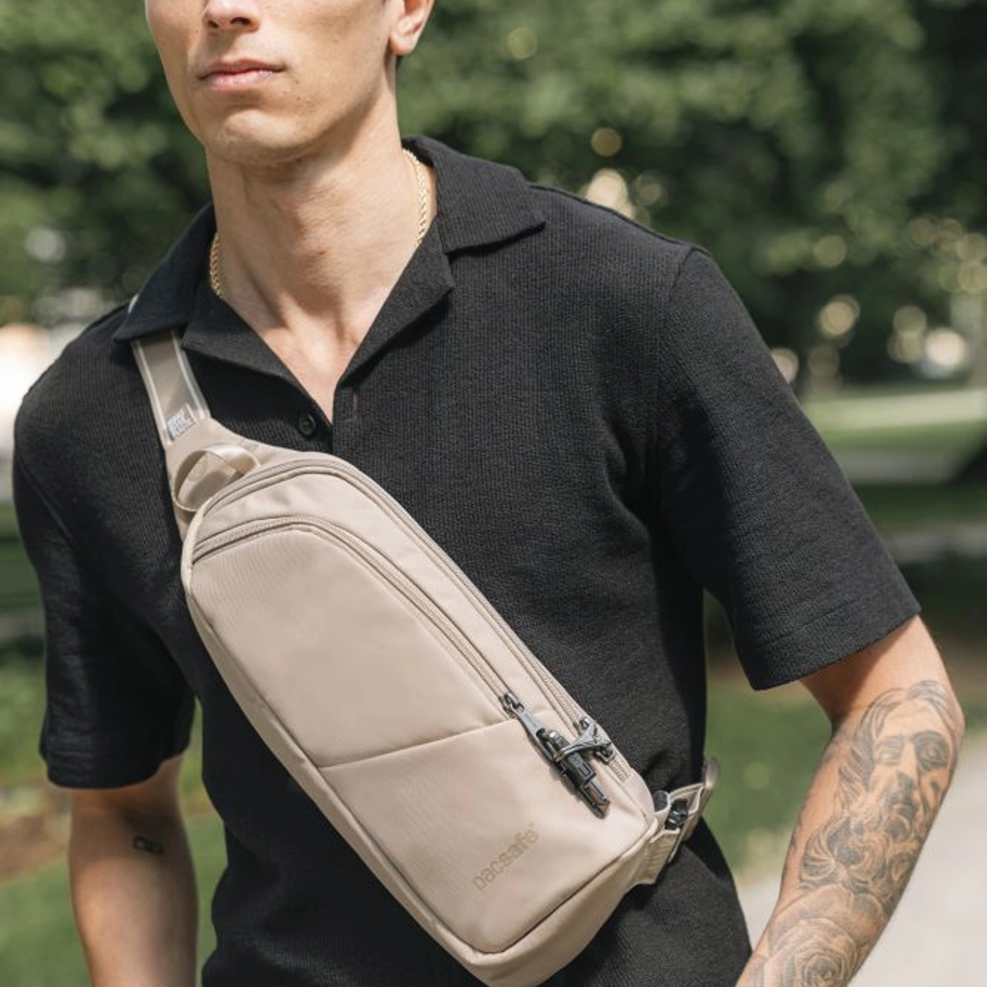 Сумка через плече антизлодій Pacsafe V Action Sling - Бежевий / чорний