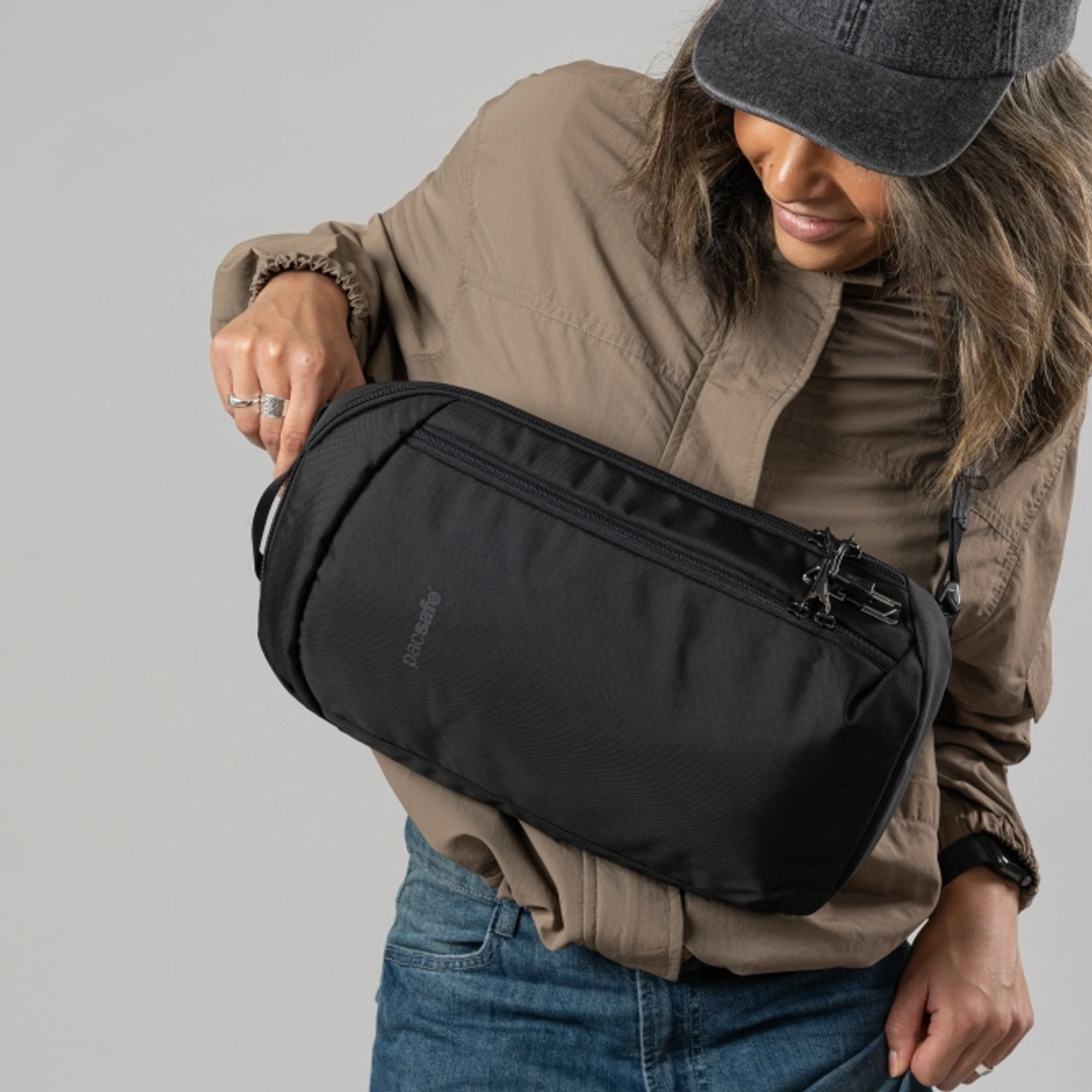 Сумка через плече антизлодій Pacsafe V Tech Sling - Насичений чорний