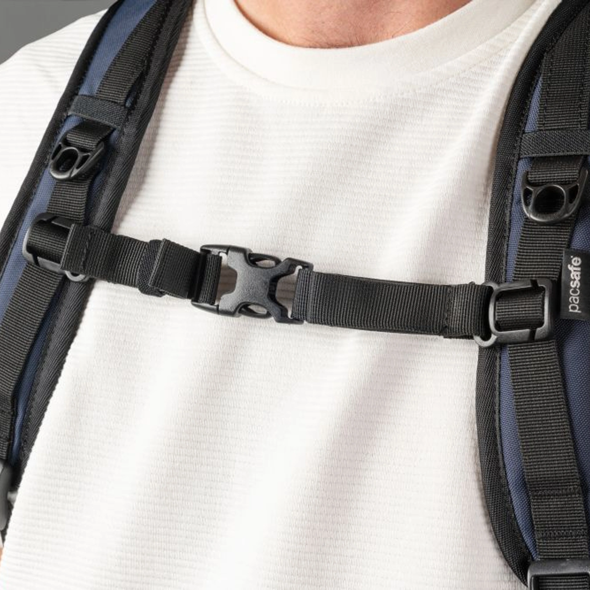 Рюкзак для подорожей антизлодій Pacsafe V 24L Active - Темно-синій