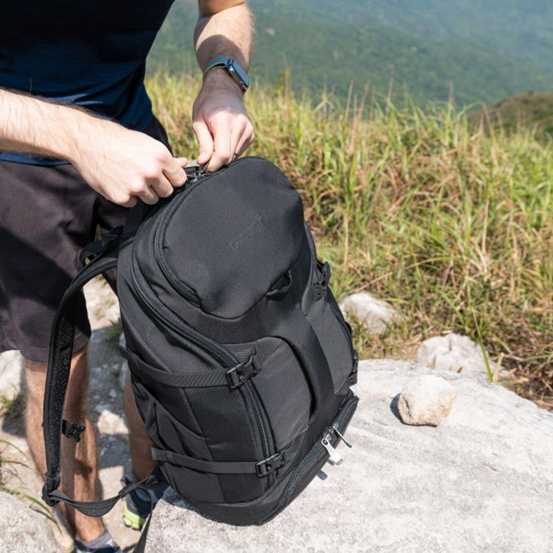 Рюкзак туристичний антизлодій Pacsafe EXP35 travel - Чорний