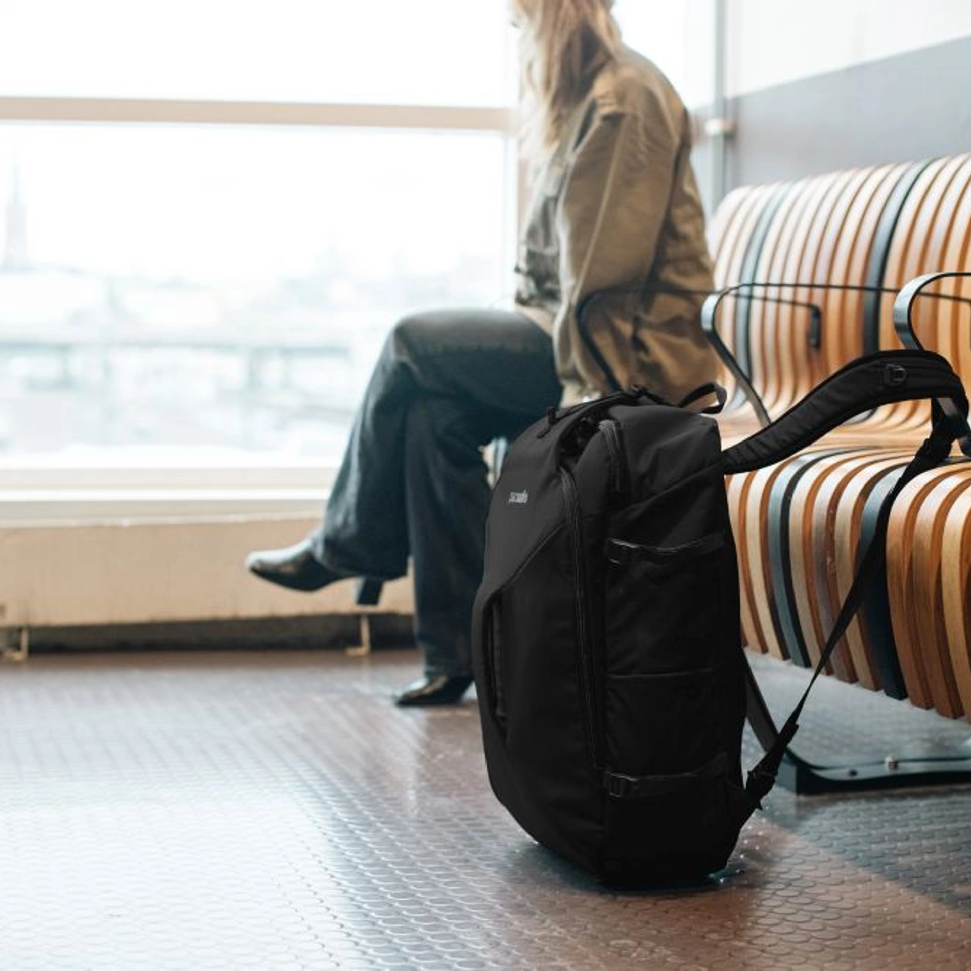 Рюкзак для подорожей антизлодій Pacsafe EXP45 carry-on travel - Чорний