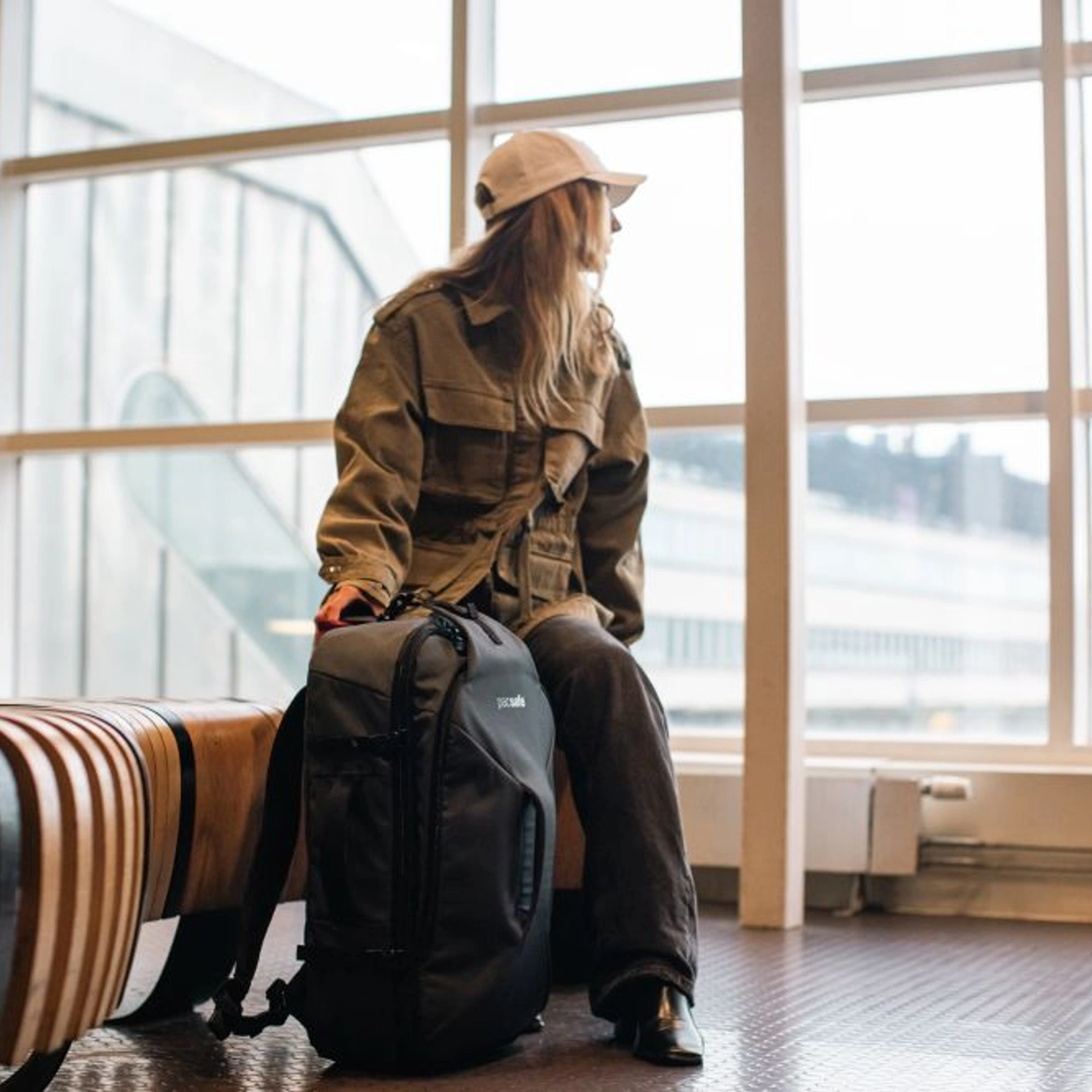 Рюкзак для подорожей антизлодій Pacsafe EXP45 carry-on travel - Графітовий