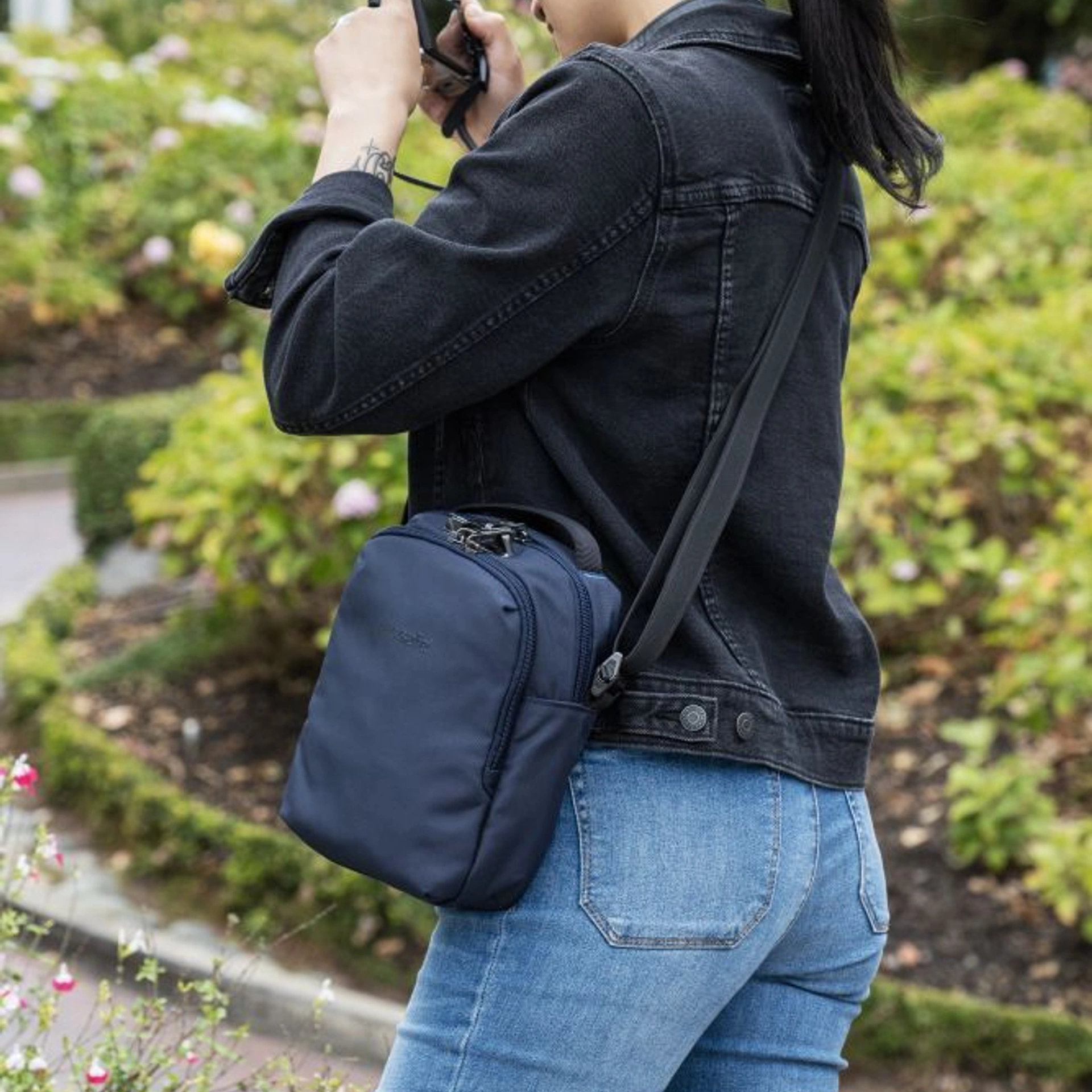 Сумка через плече антизлодій Pacsafe V Companion Crossbody - Темно-синій