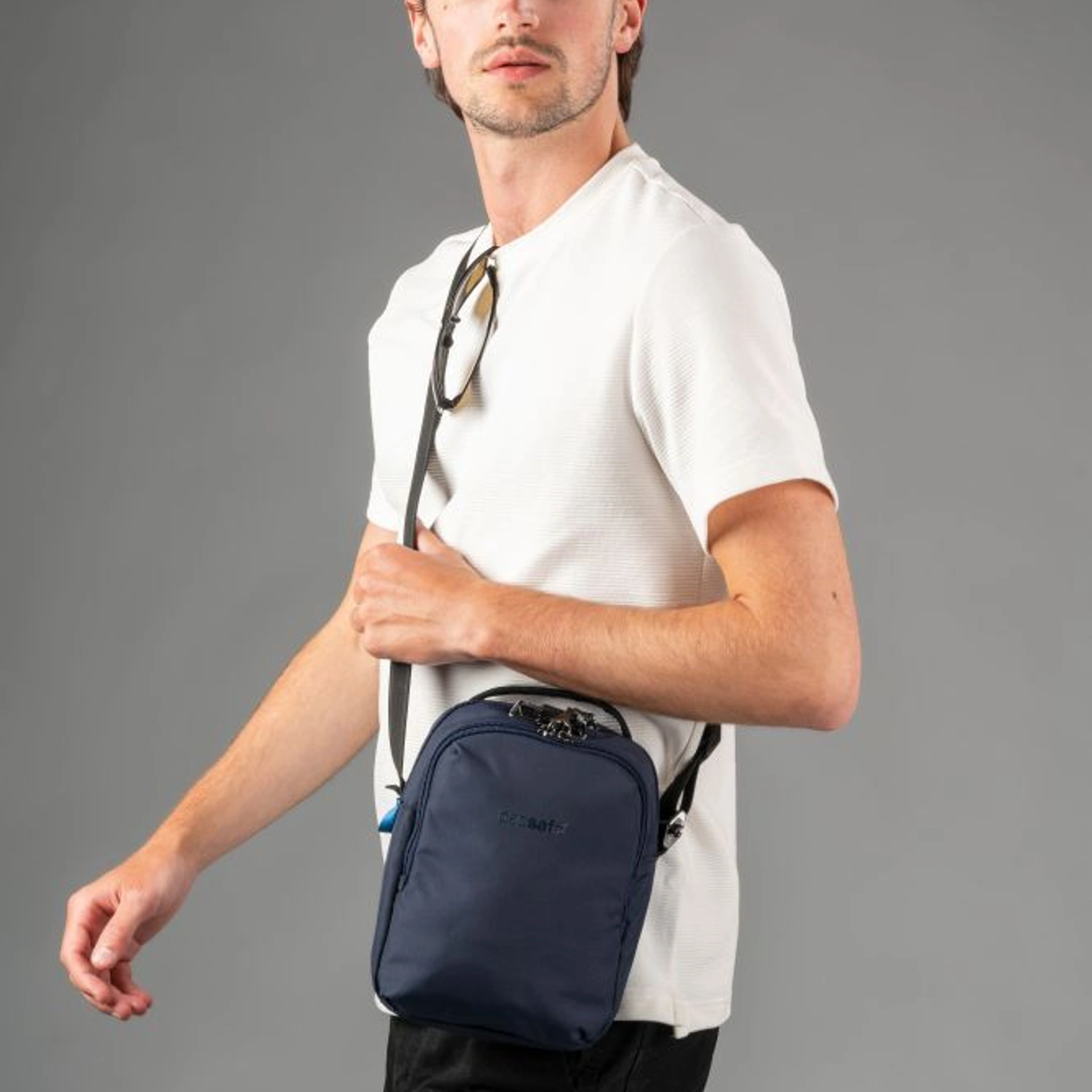 Сумка через плече антизлодій Pacsafe V Companion Crossbody - Темно-синій