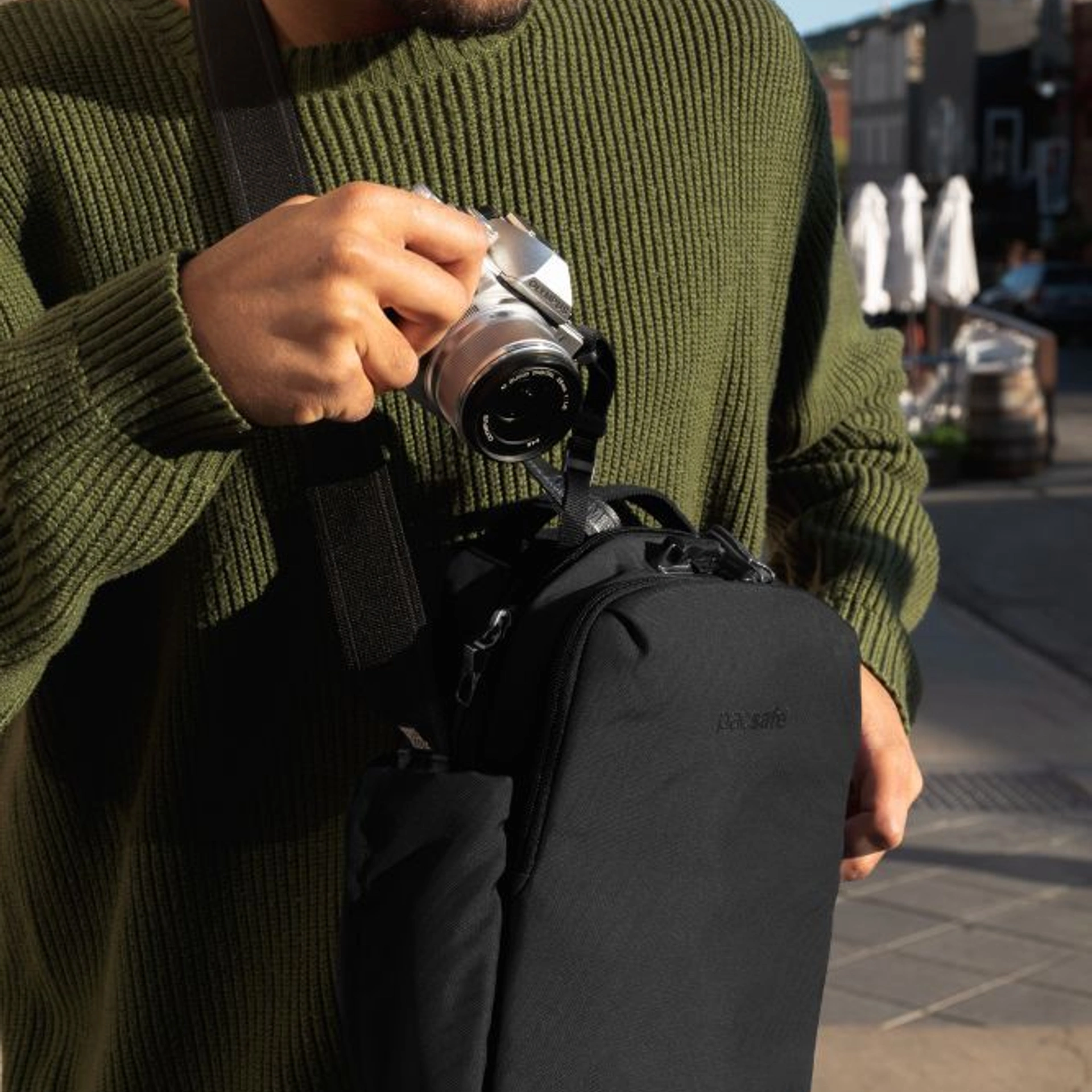 Сумка через плече антизлодій Pacsafe V Tour Crossbody - Чорний